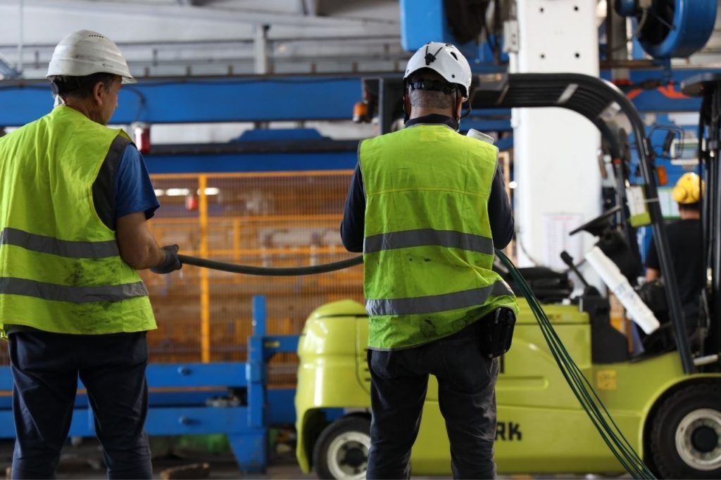 Operai Bottaro al lavoro per il cablaggio delle macchine